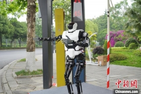 四川“绵阳造”人形机器人上路“实习” 劝导文明交通